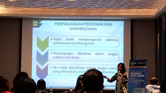 Senior Legal Counsel PT PLN, Derina dalam workshop â€œMembedah Aspek Hukum Proyek Ketenagalistrikan di Indonesiaâ€ yang digelar Hukumonline di Jakarta, Selasa (30/8). Foto: NNP