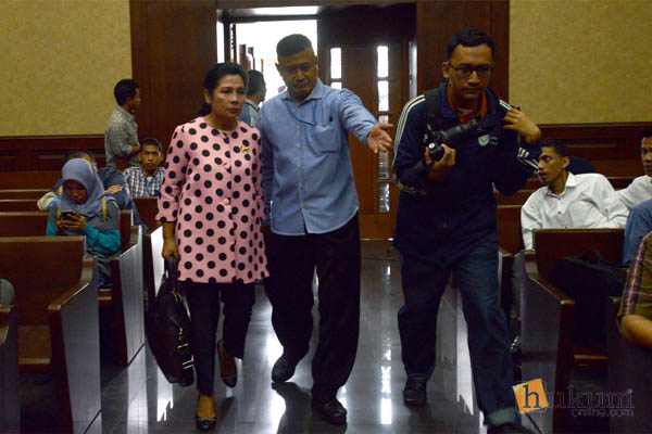 Kakak Saipul Jamil, Samsul Hidayatullah bersama Berthanatalia dan Kasman sangaji saat menjalani sidang perdana di Pengadilan Tipikor, Jakarta, Rabu (31/8). 