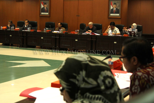 Bambang Hero (nomor 2 dari kanan, menghadap lensa) dalam salah satu diskusi bersama hakim agung di Jakarta. Foto: RES
