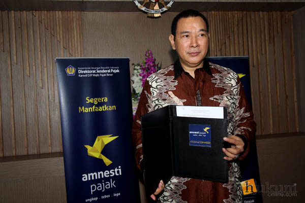 Hutomo Mandala Putra atau yang akrab dipanggil Tommy Soeharto mendaftarkan diri sebagai peserta program pengampunan pajak (tax amnesty) di Kantor Wilayah Direktorat Jenderal Pajak Wajib Pajak Besar Sudirman, Jakarta. Kamis (15/9). 