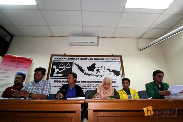 Koalisi masyarakat sipil saat memberi penjelasan kepada wartawan mengenai pelayangan somasi terbuka kepada Menteri Koordinator Bidang Kemaritiman (Menko Maritim), Luhut Binsar Pandjaitan di kantor LBH, Jakarta, Jumat (16/9).
