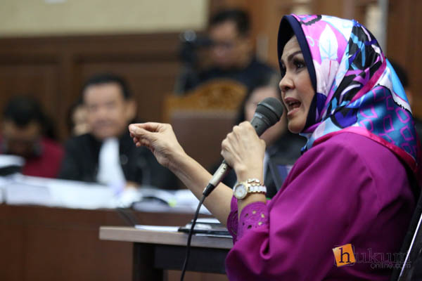 Saksi Ahli Psikologi UI Dewi Taviana saat memberi keterangan terkait kasus kematian Mirna Wayan Salihin dalam sidang ke-22 di Pengadilan Negeri Jakarta Pusat, Jakarta, Senin (19/9). 