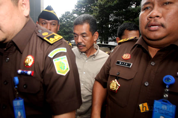 Tersangka Farizal, jaksa pada Kejaksaan Tinggi Sumatera Barat, saat dikawal petugas dari Kejaksaan Agung untuk diperiksa oleh KPK, Rabu (21/9).