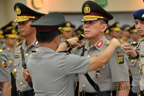 Kapolri Jenderal Polisi Tito Karnavian melantik Irjen Polisi Mochamad Iriawan sebagai Kapolda Metro Jaya, Jumat (23/9). Pelantikan dilaksanakan di gedung Mabes Polri di Jakarta.