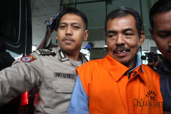 Tersangka Jaksa Penuntut Umum pada Kejaksaan Tinggi Sumatera Barat Farizal, keluar dari gedung KPK mengenakan rompi oranye, usai diperiksa,oleh penyidik KPK, Jakarta, Senin (26/9).  Foto: RES