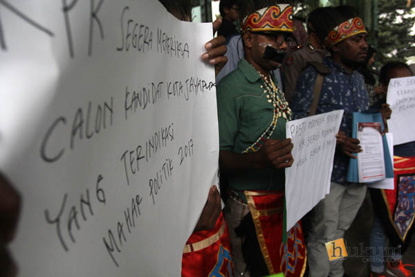 Dengan menggunakan pakaian khas Papua, mereka mendesak KPK untuk mengusut kasus korupsi yang diduga melibatkan sejumlah pejabat yang akan ikut mencalonkan diri pada Pilkada serentak pada 2017 mendatang.