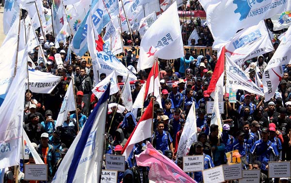 Ribuan buruh bergerak menuju Istana Merdeka saat berunjuk rasa menolak UU Tax Amnesty dan PP No. 78/2015 tentang Pengupahan di Jakarta, Kamis (29/9). Mereka menilai kedua kebijakan pemerintah tersebut telah merampas hak kesejahteraan rakyat dan hanya memiskinkan kaum buruh.