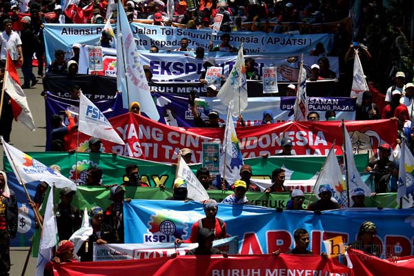 Ribuan buruh bergerak menuju Istana Merdeka saat menolak PP No. 78/2015 tentang Pengupahan di Jakarta. Foto: RES