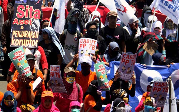 Ribuan buruh saat berunjuk rasa menolak PP No. 78/2015 tentang Pengupahan dan menuntut kesejahteraan di Jakarta.