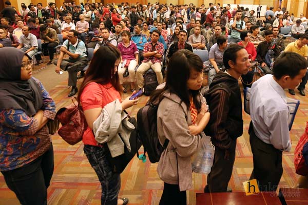 Ratusan masyarakat berjubel mengantre hendak berpartisipasi dalam program Tax Amnesty atau Pengampunan Pajak di Kantor Pusat Dirjen Pajak, Jakarta, Kamis (29/9).