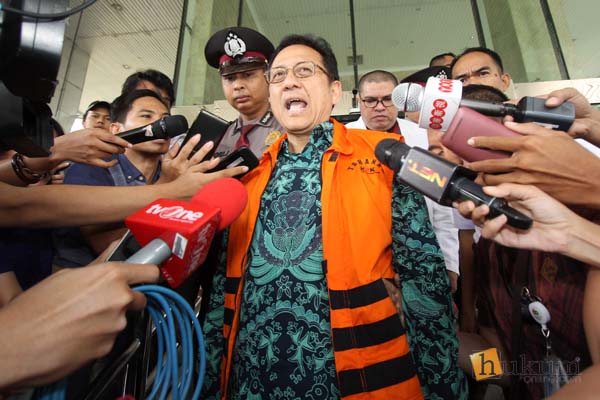 Tersangka kasus dugaaan suap penambahan kuota gula impor di Sumatera Barat, Ketua DPD (nonaktif) Irman Gusman, usai diperiksa di Gedung KPK, Jakarta, Selasa (4/10).