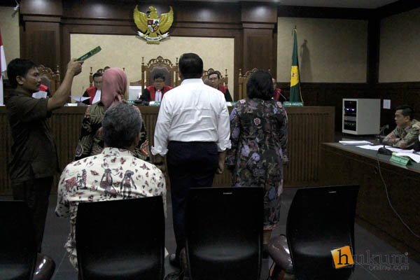 Hakim tipikor memandu saksi yang akan memberikan keterangan di Pengadilan Tipikor Jakarta. Foto: RES