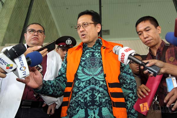 Tersangka mantan Ketua DPD Irman Gusman, menjawab pertanyaan wartawan, saat akan meninggalkan Gedung KPK, Jakarta, Selasa (11/10). 