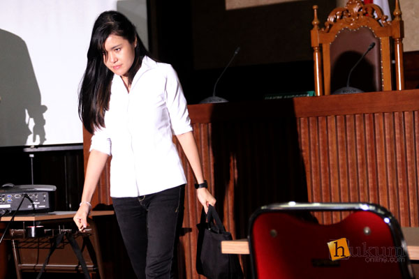 Terdakwa kasus dugaan pembunuhan Wayan Mirna Salihin, Jessica Kumala Wongso saat menjalani sidang lanjutan di Pengadilan Negeri Jakarta Pusat, Rabu (12/10). 