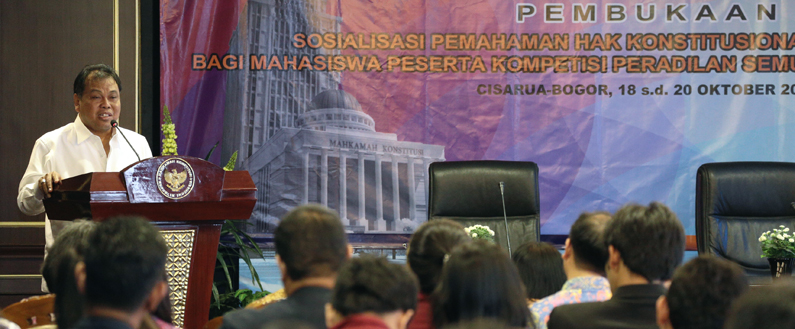 Ketua MK Arief Hidayat berpidato saat pembukaan kompetisi Peradilan Semu Konstitusi. Foto: MK
