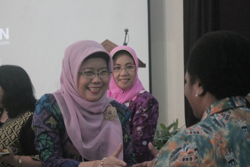 Prof. Esmi Warassih menyerahkan nasi tumpeng kepada salah seorang muridnya Martha Pigome, dosen Uswim Nabire Papua, di Semarang, Jum'at (21/10). Foto: MYS