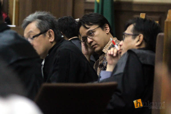 Advokat Raoul Adhitya Wiranatakusumah yang menjadi terdakwa suap mendengarkan keterangan saksi dalam sidang lanjutan di Pengadilan Tipikor Jakarta, Rabu (26/10). 