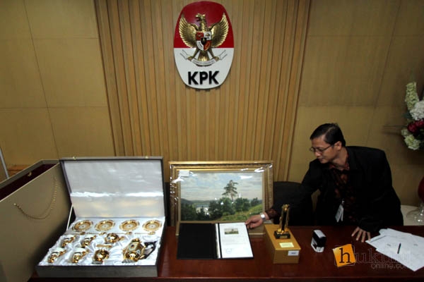 Jokowi Serahkan Paket Hadiah Dari Perusahaan Rusia Ke KPK 3.jpg