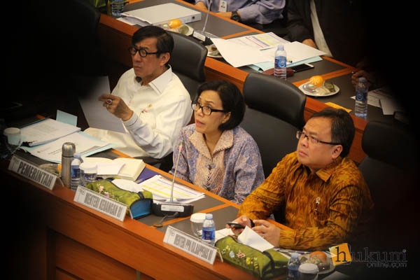 Menteri Keuangan Sri Mulyani, Menteri Perencanaan Pembangunan Nasional/Kepala Bappenas Bambang SB, dan Menteri Hukum dan HAM Yasonna H Laoly membahas APBN di DPR. Foto: RES