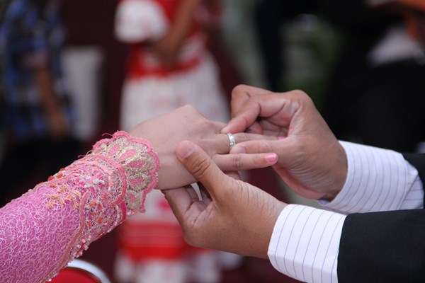 Memasangkan cincin perkawinan sebagai tanda ikatan. Foto: ISTIMEWA