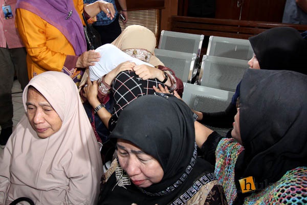 Keluarga sedih ketika mendengar putusan hakim yang menolak praperadilan Irman Gusman. Foto: RES