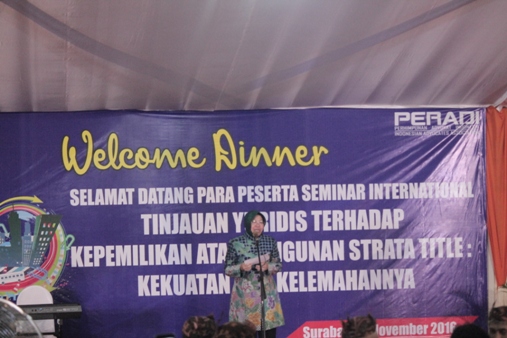 Walikota Surabaya, tri Rismaharini, di acara welcome dinner Peradi. Foto: MYS