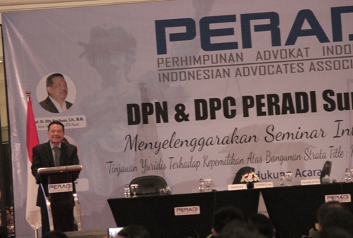 Ketua Dewan Pembina Peradi, Otto Hasibuan, saat menyampaikan amanat pada seminar internasional Peradi di Surabaya, Jum'at (04/11). Foto: MYS