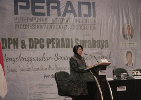 Walikota Surabaya Tri Rismaharini di acara DPN Peradi dan DPC Peradi. Foto: MYS