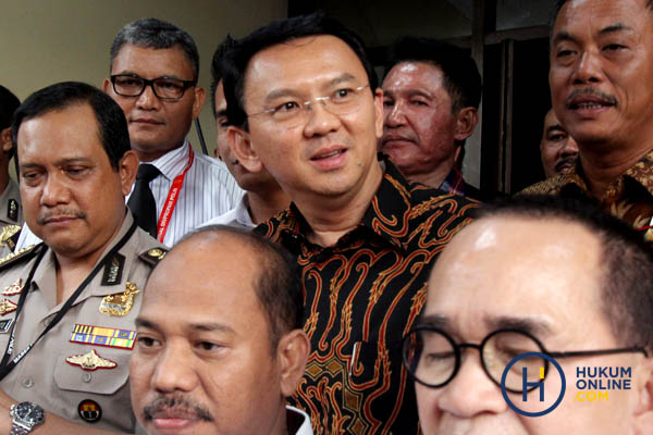 Gubernur DKI Jakarta nonaktif Basuki Tjahaja Purnama (Ahok) usai diperiksa penyidik Bareskrim di Mabes Polri, Jakarta, Senin (7/11).
