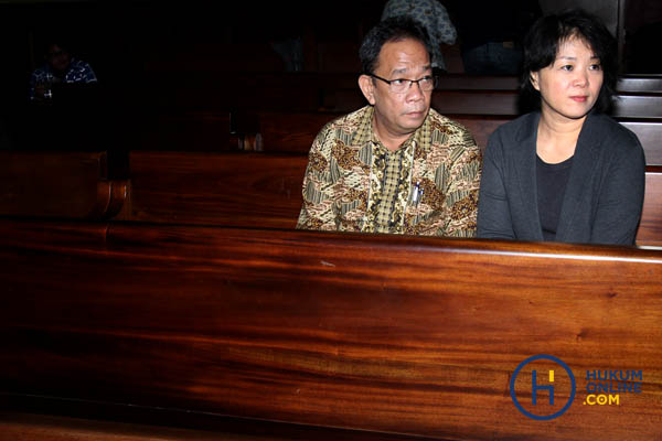 Terdakwa pemberi suap terhadap mantan Ketua DPD RI Irman Gusman, Xaveriandy Sutanto (bos CV Semesta Berjaya) dan istrinya Memi saat menjalani sidang perdana di Pengadilan Tipikor Jakarta, Selasa (8/11).