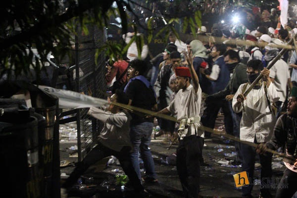 Bentrok antara pendemo dengan aparat keamanan terjadi di depan Istana Negara, Jum'at (4/11/2016) malam.  Foto: RES