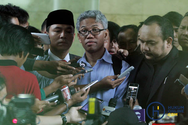 Terlapor kasus dugaan pengeditan video Ahok, Buni Yani, didampingi kuasa hukumnya saat memenuhi panggilan Bareskrim Polri di Jakarta, Kamis (10/11).