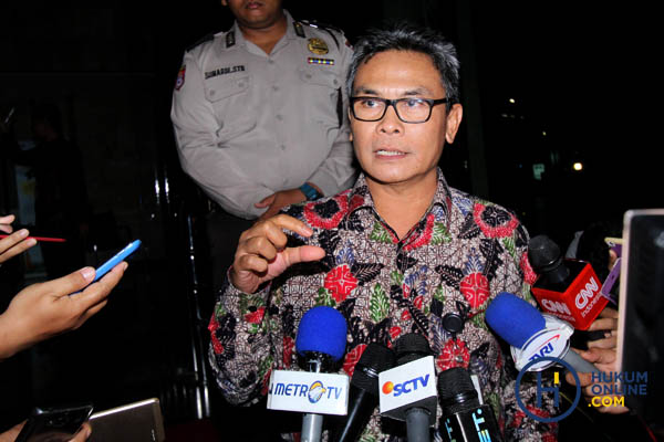 Mantan Plt Pimpinan KPK yang juga Staf Khusus Presiden Bidang Komunikasi kepresidenan, menjawab pertanyaan Wartawan saat mendatangi Gedung KPK, Jakarta, Jum'at (11/11).