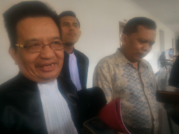 Keterangan foto : Santoso bersama pengacaranya, Halim Darmawan usai menjalani sidang pembacaan dakwaan di Pengadilan Tipikor Jakarta, Senin (14/11). Foto: NOV