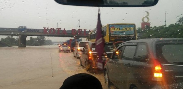 Banjir di jalan Tol. Foto: sayangi.com