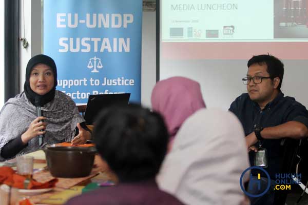 Astriyani, Direktur Eksekutif LeIP (kiri), dalam diskusi EU-UNDP SUSTAIN di Jakarta, Selasa (22/11). Foto: RES