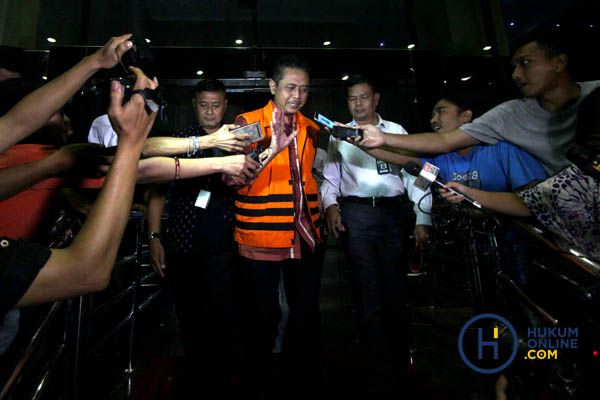 Tersangka Kasubdit Bukti Permulaan Direktorat Penegakan Hukum Ditjen Pajak Handang Soekarno (HS), usai menjalani pemeriksaan, di Gedung KPK, Jakarta, Selasa (22/11). 