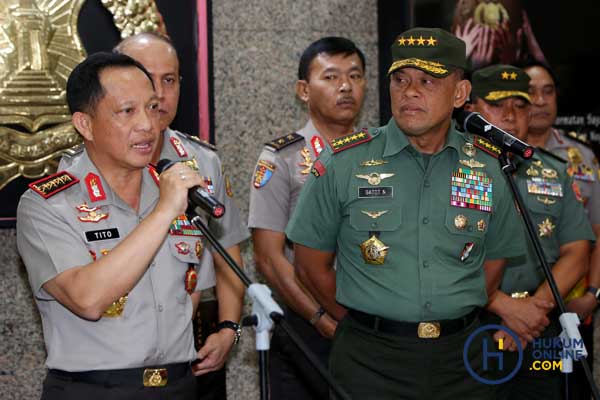 Kapolri Tito Karnavian dan Panglima TNI Gatot Nurmantyo memberikan keterangan pers usai rapat persiapan pengamanan aksi 25 November dan 2 Desember 2016, di Jakarta Senin (21/11). LBH Jakarta mengkritik keluarnya Maklumat Kapolda Metro Jaya. Foto: RES.