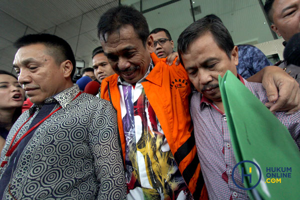 Dengan menggunakan rompi oranye, tersangka Wali Kota Madiun Bambang Irianto, digiring ke mobil tahanan untuk dibawa ke ruang tahanan, usai menjalani pemeriksaan di Gedung KPK, Jakarta, Rabu (23/11).