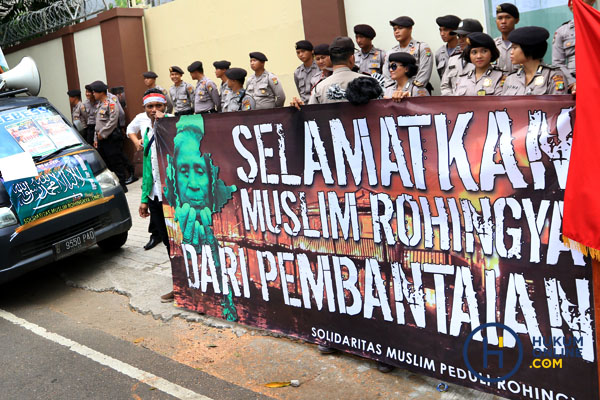 Massa yang mengatasnamakan Solidaritas Muslim Rohingya (SMR) berkumpul di depan Kedubes Myanmar, Jakarta, Jumat (25/11). 