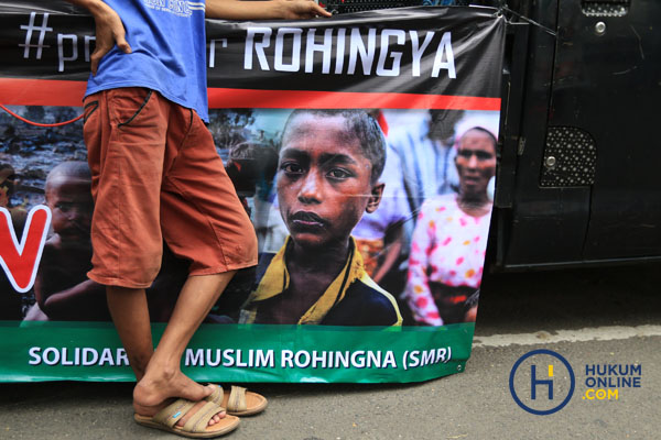 Para pengunjuk rasa membawa spanduk sambil berorasi soal pembantaian kaum muslim Rohingya di Myanmar.