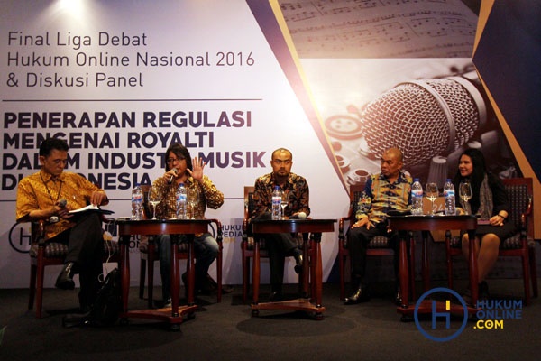 Dari kiri ke kanan, Chandra M Hamzah, Adi Adrian (LMKN), Ari Juliano Gema (Bekraf), Reiner Daulay (PHRI) dan Tere (perwakilan Artis) saat menjadi pembicara. Foto: RES