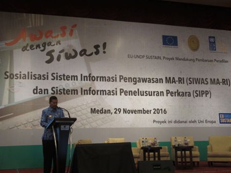 Gubernur Sumatera Utara T. Erry Nuradi menyampaikan sambutan dalam sosialisasi SIWAS-SIPP kerjasama MA-Uni Eropa dan UNDP di Medan, Selasa (29/11). Foto: EDWIN