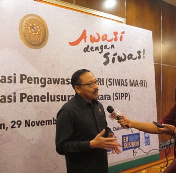 Wakil Ketua PTTUN Jakarta, Kadar Slamet, menjawab pertanyaan jurnalis dalam acara sosialisasi SIWAS di Medan, Selasa (29/11). Foto: EDWIN
