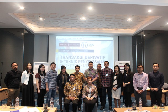 Peserta berfoto dengan tim dari Bank Indonesia
