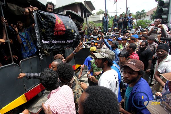 Dalam aksi ini polisi membubarkan pengunjuk rasa yang menuntut pemerintah Indonesia untuk menggelar referendum di seluruh wilayah Papua.