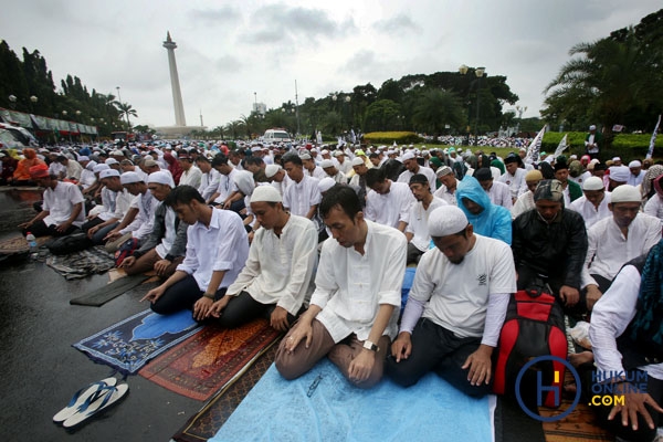 Presiden Jokowi Ikut Solat Jumat Bersama Masa 212 7.jpg