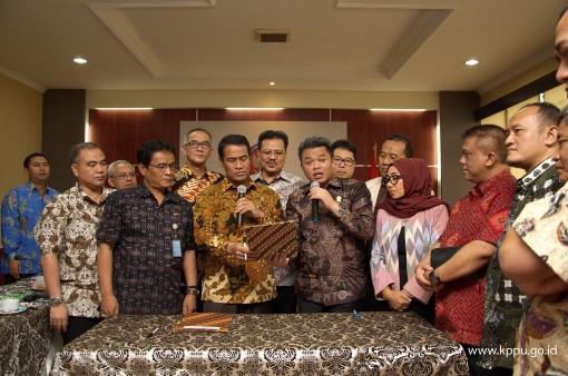 Menteri Pertanian Amran Sulaiman dan Ketua KPPU Syarkawi Rauf (tengah) saat deklarasi pengawasan di kantor KPPU, Selasa (06/12). Foto: KPPU
