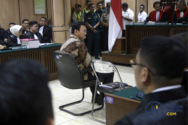 Ahok duduk di kursi terdakwa PN Jakarta Utara dalam sidang perdana dugaan penistaan agama. Foto: Pool/Tatan/RES