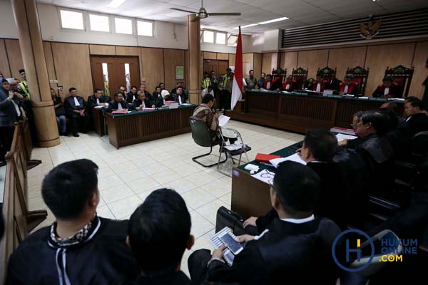 Para pengacara Ahok (membelakangi kamera) memperhatikan Ahok dalam sidang perdana di eks gedung PN Jakarta Pusat, Selasa (13/12). Foto: Pool/Tatan/RES